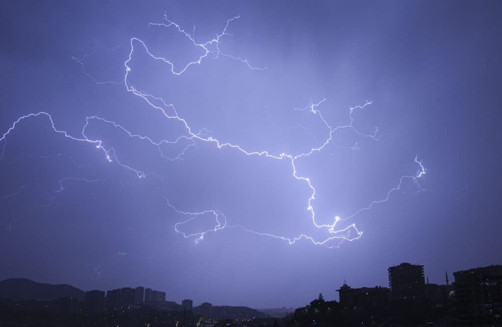 Avertizare nowcasting: Cod portocaliu de furtună în Ilfov și cod galben în vestul Capitalei. Sunt anunțate ploi torențiale, grindină și descărcări electrice