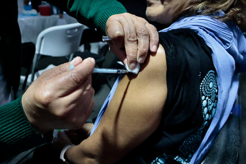 Covid 2026. Noua tulpină „Cicada” pune la încercare vaccinurile – și are simptome pe care mulți le ignoră
