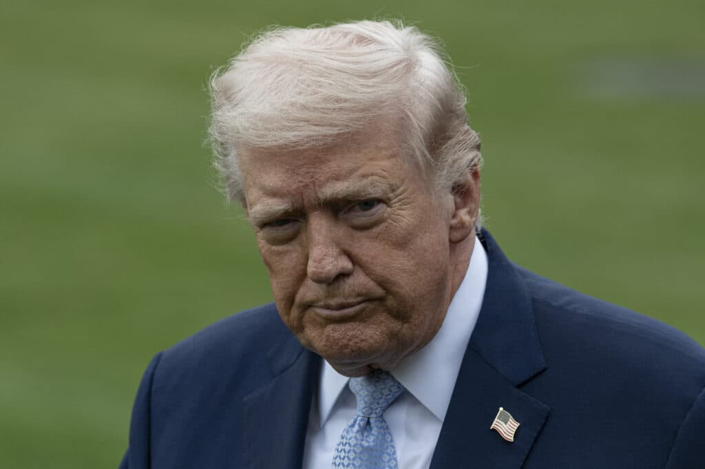 Trump anunță tarife de 25% pentru mașinile din UE, invocând nerespectarea acordului comercial