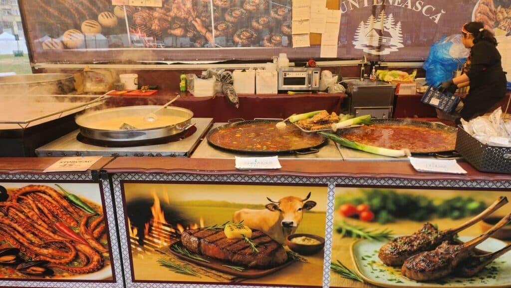Festivalul Pescăresc din București ține până de Buna Vestire / Cât costă suta de grame de pește prăjit