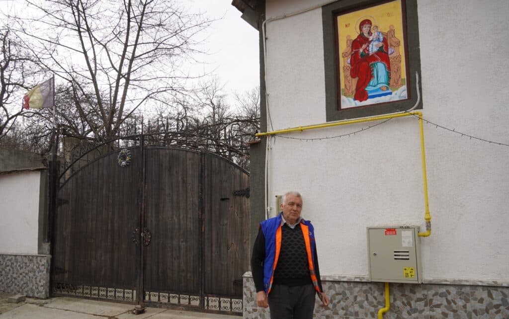 Satul din Sibiu unde Maica Domnului păzește casele oamenilor. Tradiție rară, dusă mai departe: „Nu mă îmbogățesc. De multe ori îmi scot doar materialele folosite”