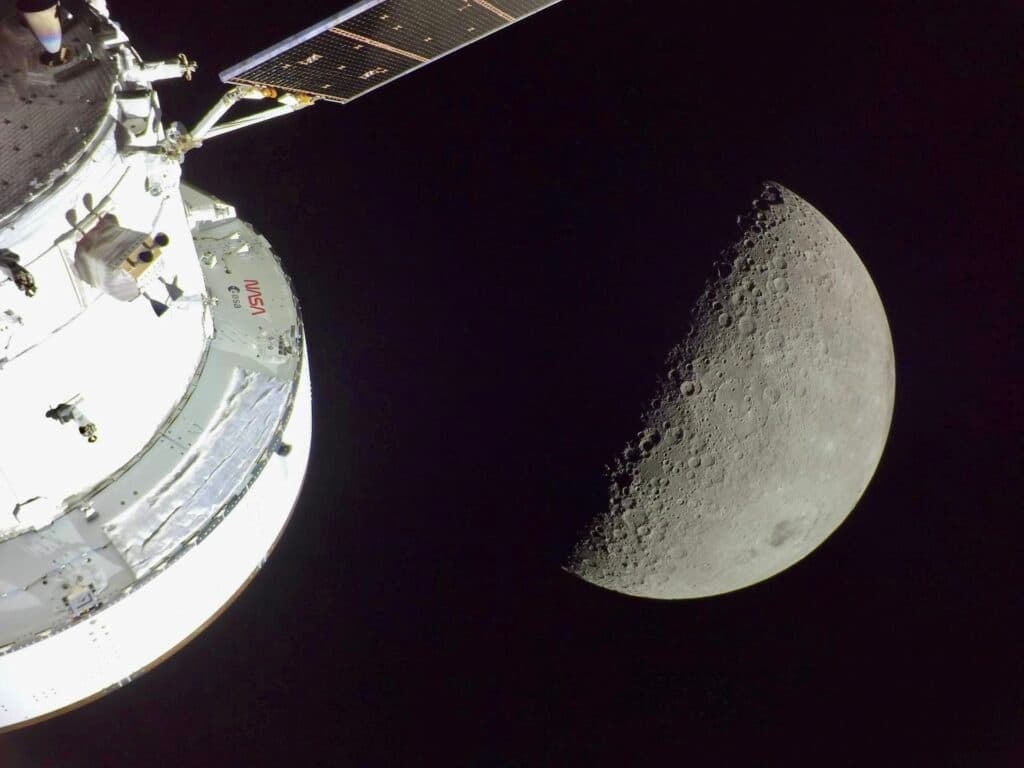 Astronauții misiunii Artemis II revin mâine pe Pământ / Imagini istorice din apropierea Lunii.