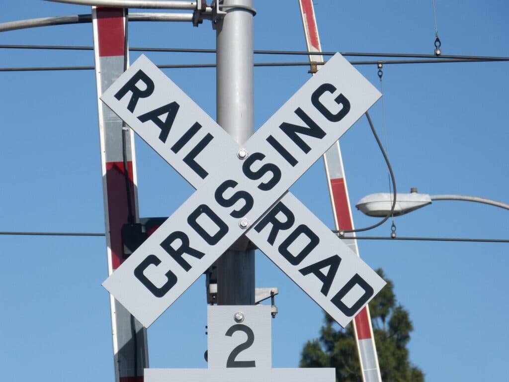 Anchetă după ce o mașină autonomă a rupt o barieră și a trecut prin fața unui tren