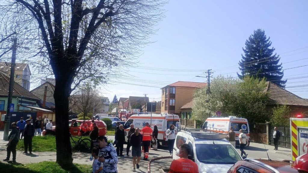 Peste 20 de persoane evacuate în urma unui incendiu în Sibiu; trei victime la spital