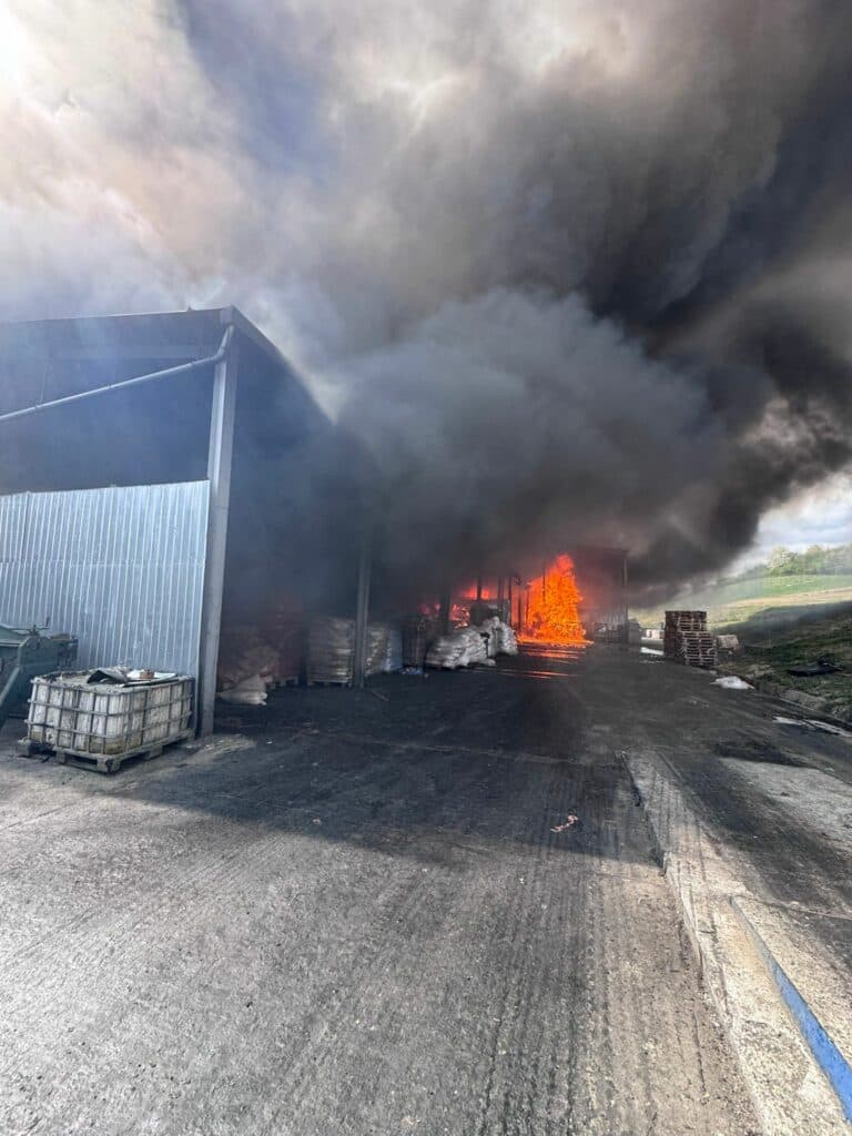 Incendiu cu degajări mari de fum la o hală din județul Sălaj. A fost emis mesaj Ro-Alert