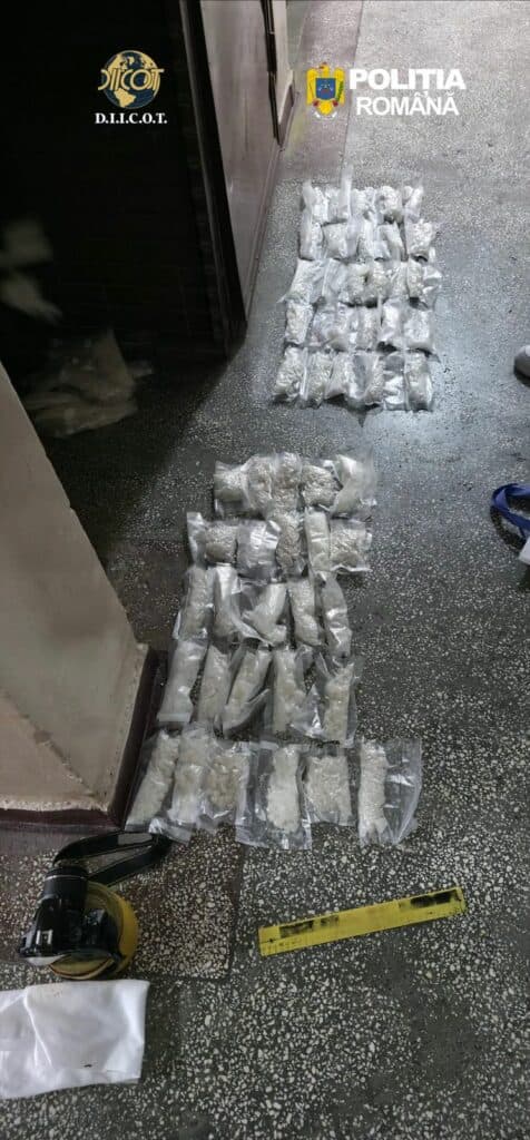 Opt kilograme de droguri de mare risc, descoperite de polițiști în urma unor percheziții. Patru persoane, reținute