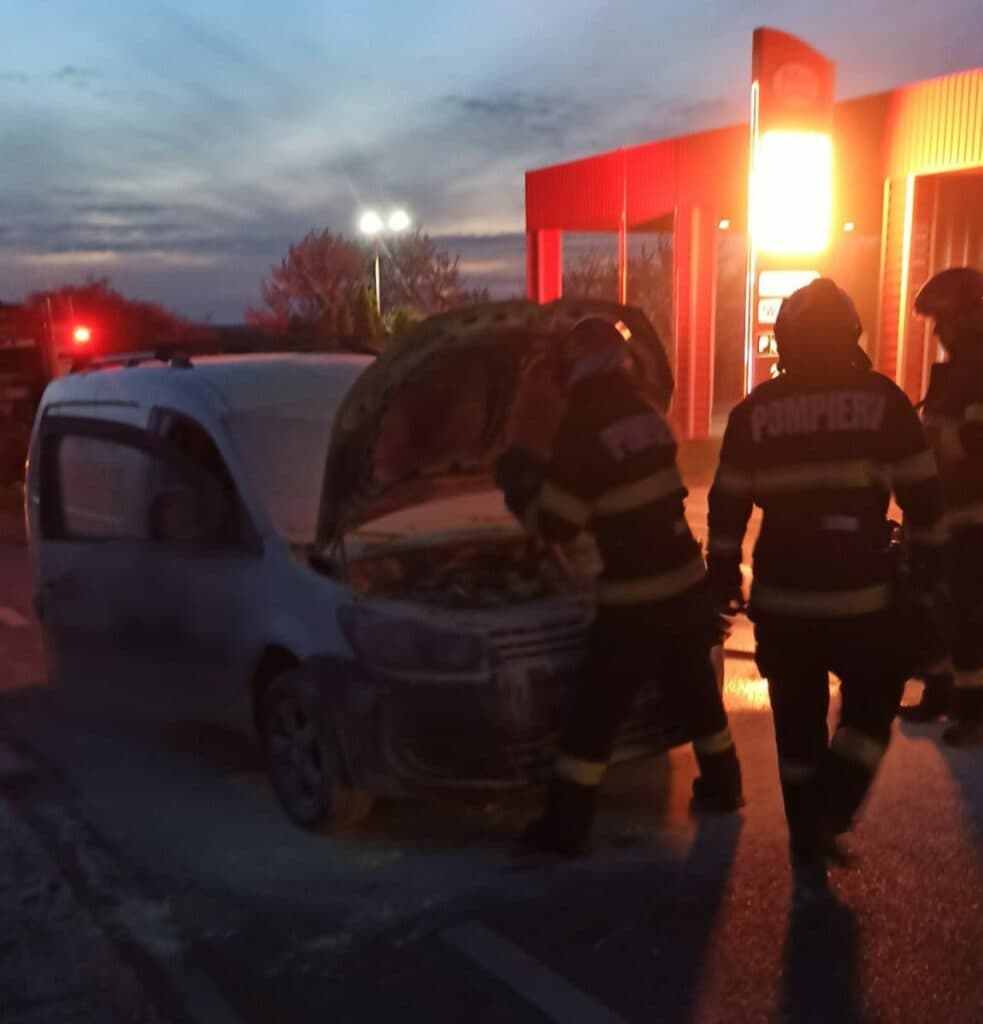Botoșani: Mașina cu care părinții își duceau copilul la spital a luat foc pe drum