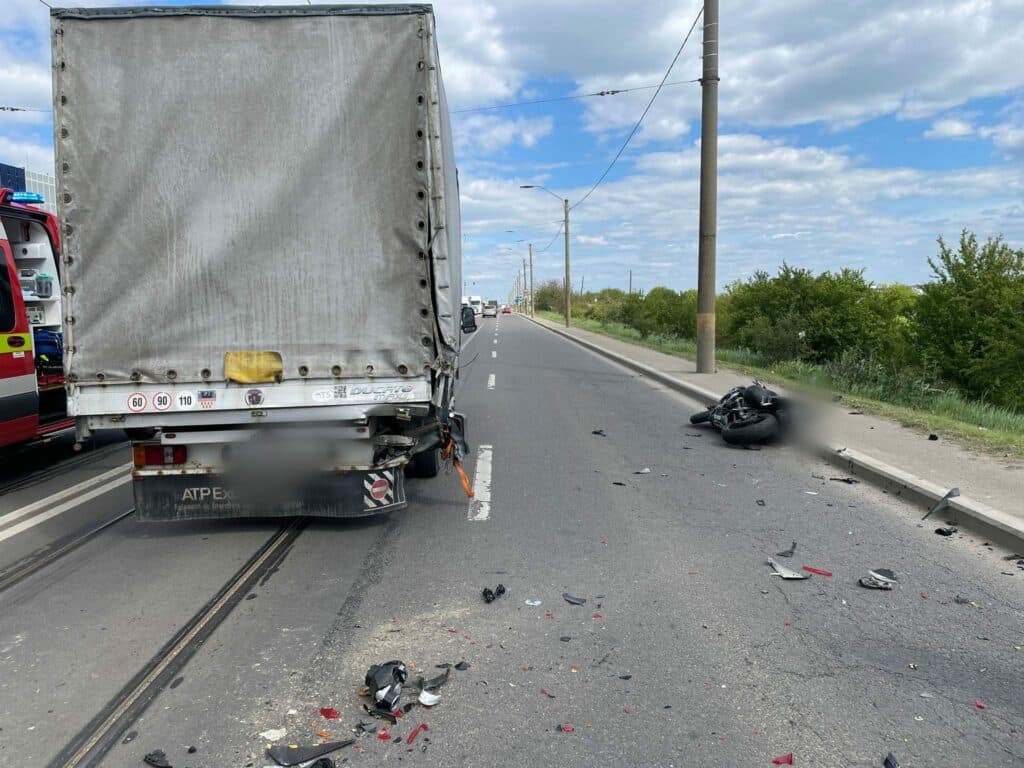Accident grav în Cluj-Napoca: două persoane rănite după impactul dintre o autoutilitară și o motocicletă