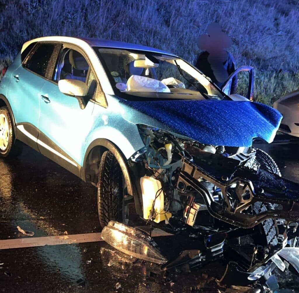 Vaslui. Două autoturisme s-au ciocnit frontal între localitățile Laza și Ivănești. Trei persoane, transportate la spital