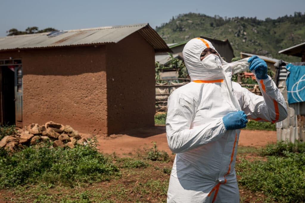 Centru de tratament Ebola incendiat de locuitorii din Congo, furioși din cauza epidemiei
