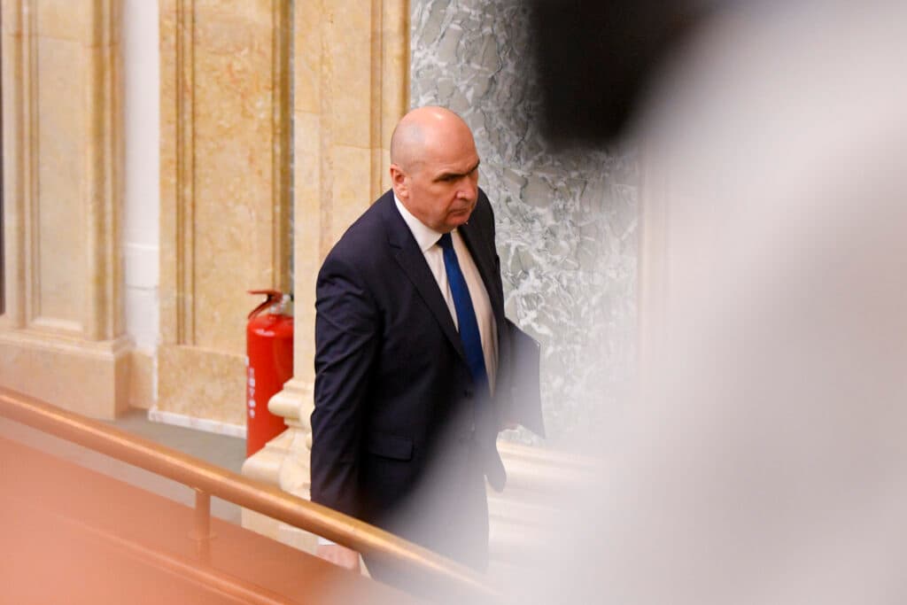 Zi critică pentru Bolojan: moțiunea PSD-AUR poate răsturna Guvernul. PNL va ieși din sală la vot. Premierul a ajuns la Parlament