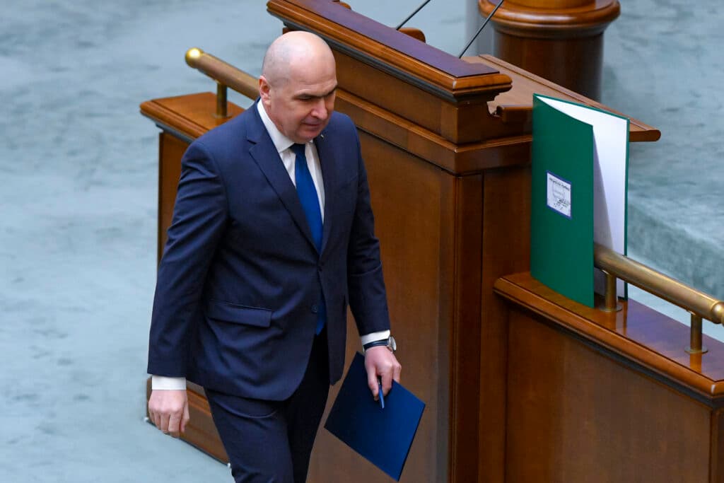 Negocieri pe muchie de cuțit înaintea moțiunii PSD-AUR împotriva Guvernului Bolojan. Voturile din SOS, POT, PACE și de la neafiliați pot decide soarta Executivului