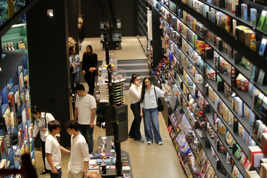 Cărțile care au cucerit internetul în 2026. Cum au ajuns fantasy-ul, romance-ul și BookTok să redefinească lectura modernă
