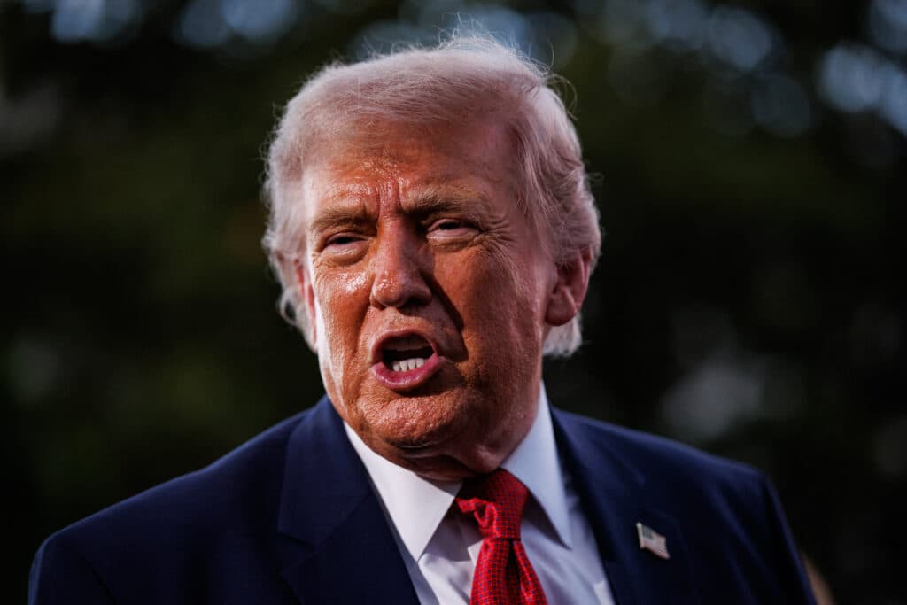 Donald Trump semnează un ordin executiv privind securitatea inteligenței artificiale. Reglementări pe bază de voluntariat din partea marilor companii