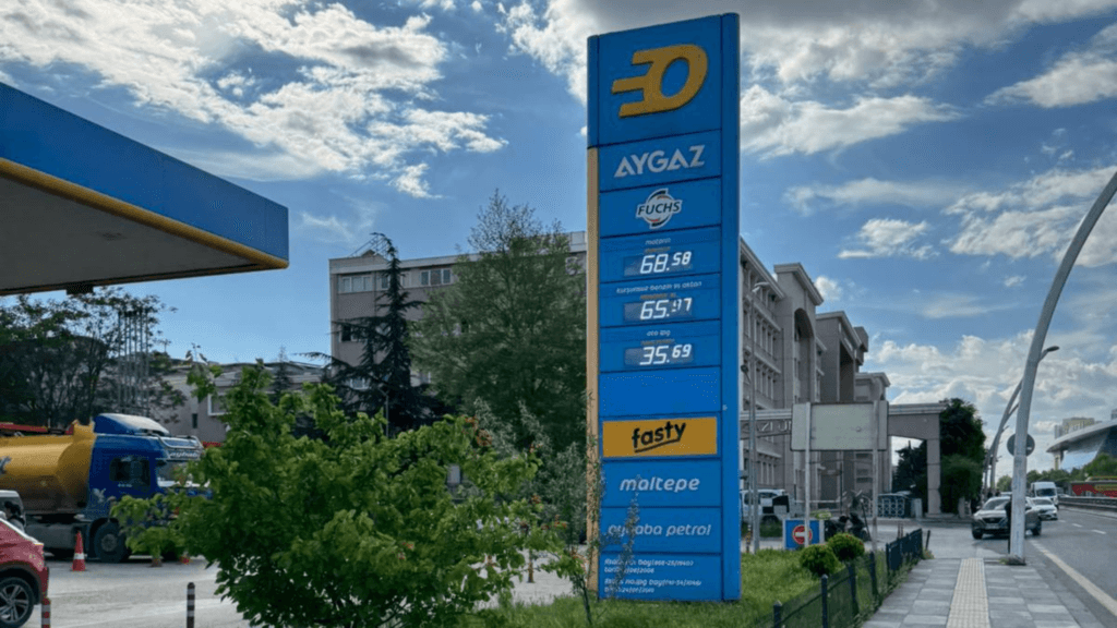 Atenție, România! Cât costă carburantul în trei țări intens frecventate de români în sezonul estival. Unde faci plinul cel mai ieftin în 2026