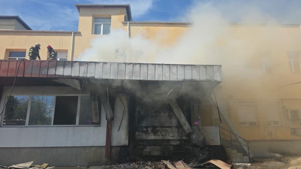 Incendiu la un depozit farmaceutic din Iași