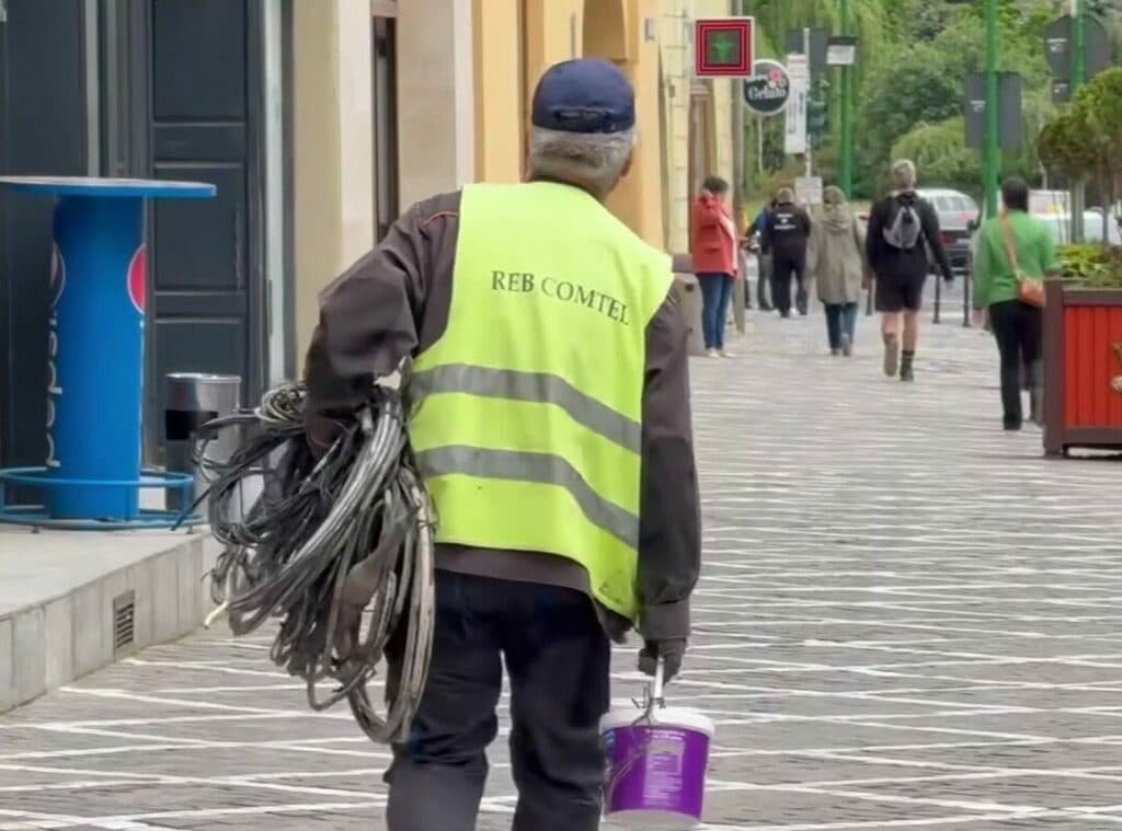 Dispar cablurile de pe fațadele clădirilor din Brașov