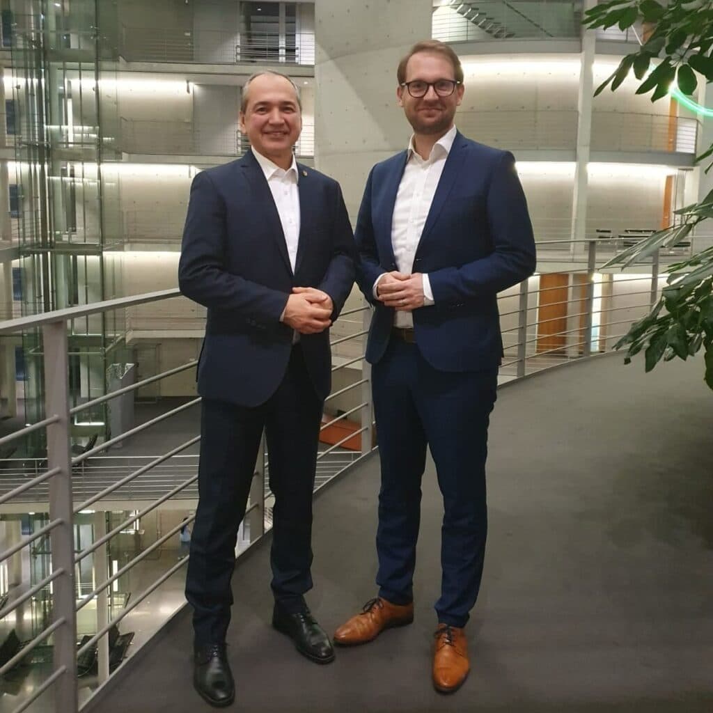 Octavian Ursu, un german de origine română, a câştigat al doilea mandat de primar într-un oraş din estul Germaniei / El l-a învins pe candidatul de la AfD, obţinând 55,8% dintre voturi / Mesajul lui Dominic Fritz