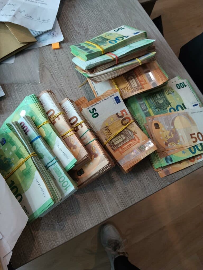 STENOGRAME: „Lasă că îi zic lui Marin Andrei direct”. Ce discuții purtau procurorii din Constanța, acuzați într-un dosar cu bani în birou?! Intervenții în anchete și presiuni la ISU | IMAGINI DE LA PERCHEZIȚII