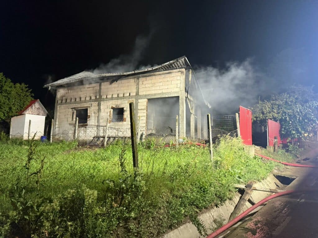 Incendiu devastator în Galați după ce o casă a fost lovită de un fulger