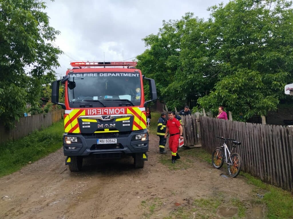 Incendiu într-o casă din județul Iași. Doi răniți, transportați la spital