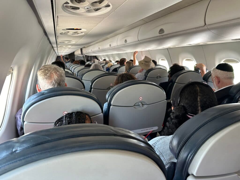 Pasagerii care fac scandal în avion ar putea fi interziși pe toate zborurile