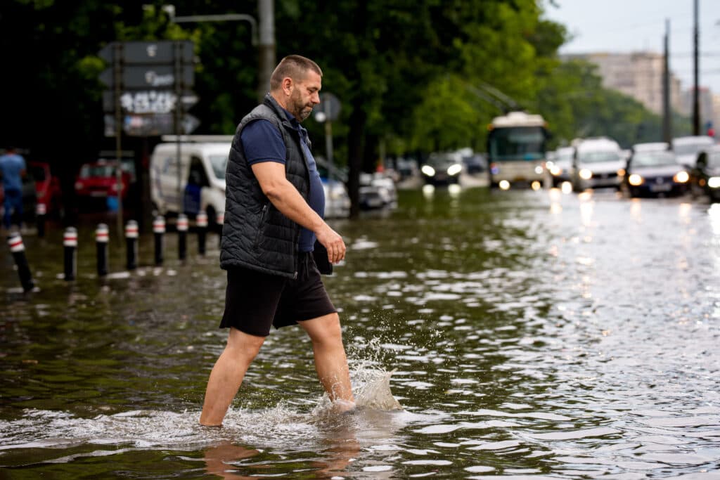 Bucureștiul intră sub cod galben. Sunt așteptate vijelii, descărcări electrice și grindină