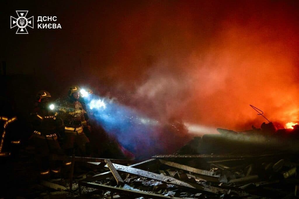 Rusia a lansat un nou atac aerian masiv asupra Ucrainei. Explozii și o coloană mare de fum, semnalate la Kiev