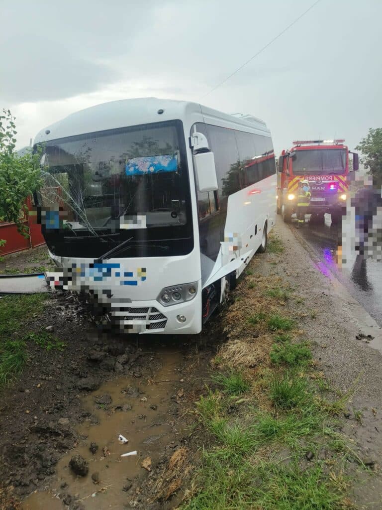 Mureș: Trei copii au ajuns la spital după ce un microbuz a intrat în șanțul de pe marginea drumului