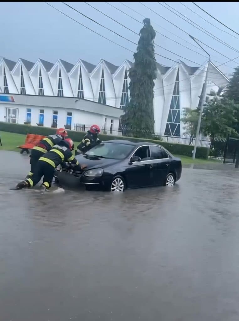 Ploi puternice în Moldova. Sediul Poliției Vaslui a fost inundat