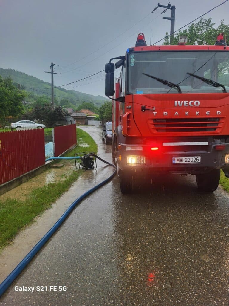O școală din județul Buzău a fost inundată. Activitatea didactică a fost suspendată, 60 de elevi au fost evacuați