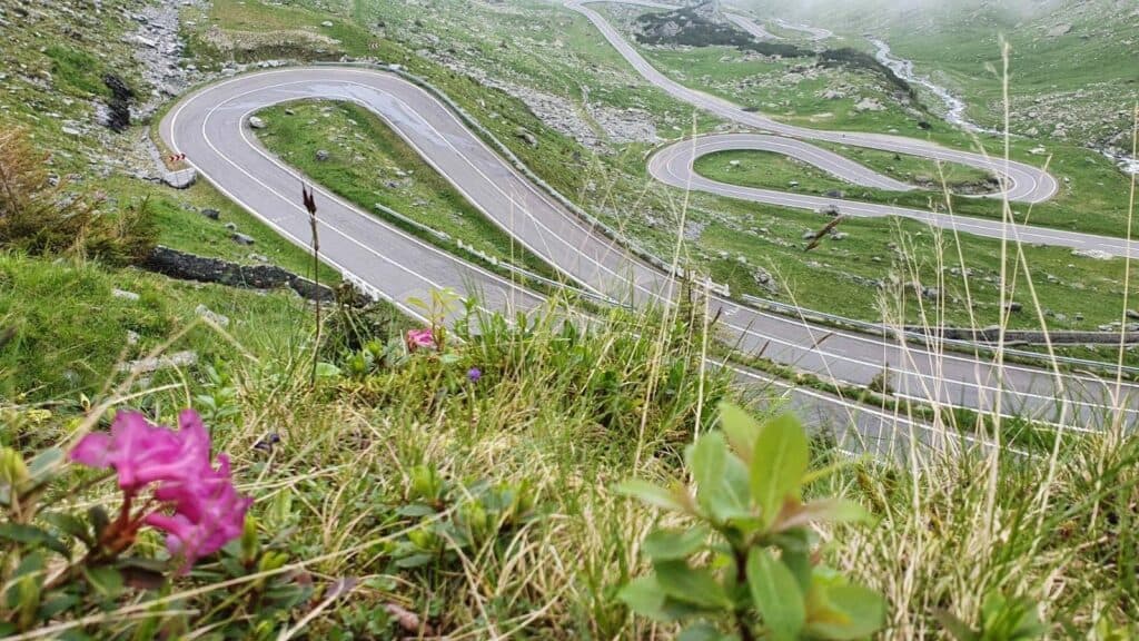 Una dintre cele mai spectaculoase șosele din România s-a redeschis traficului