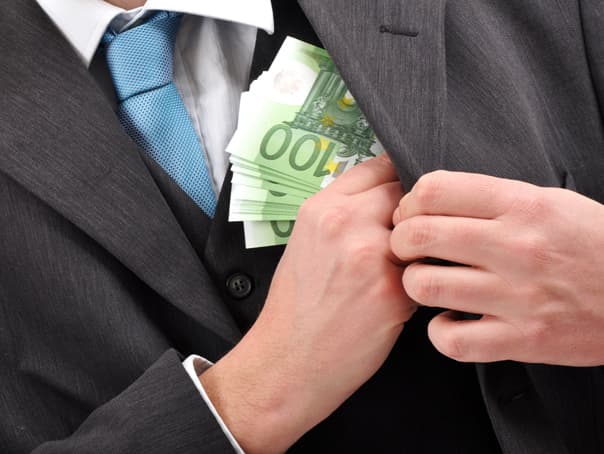 Polițist arestat preventiv după ce ar fi cerut 12.000 de euro pentru a facilita mutarea unui coleg
