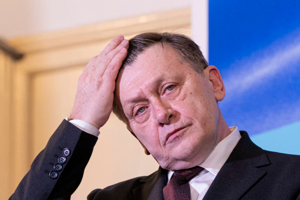 Atac fără precedent: „PNL a fost ocupat ca o casă veche”. Crin Antonescu: „Bolojan le-a dat cheile”