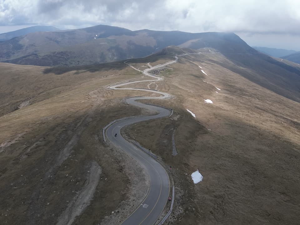 Trafic blocat pe Transalpina din cauza aluviunilor ajunse pe șosea