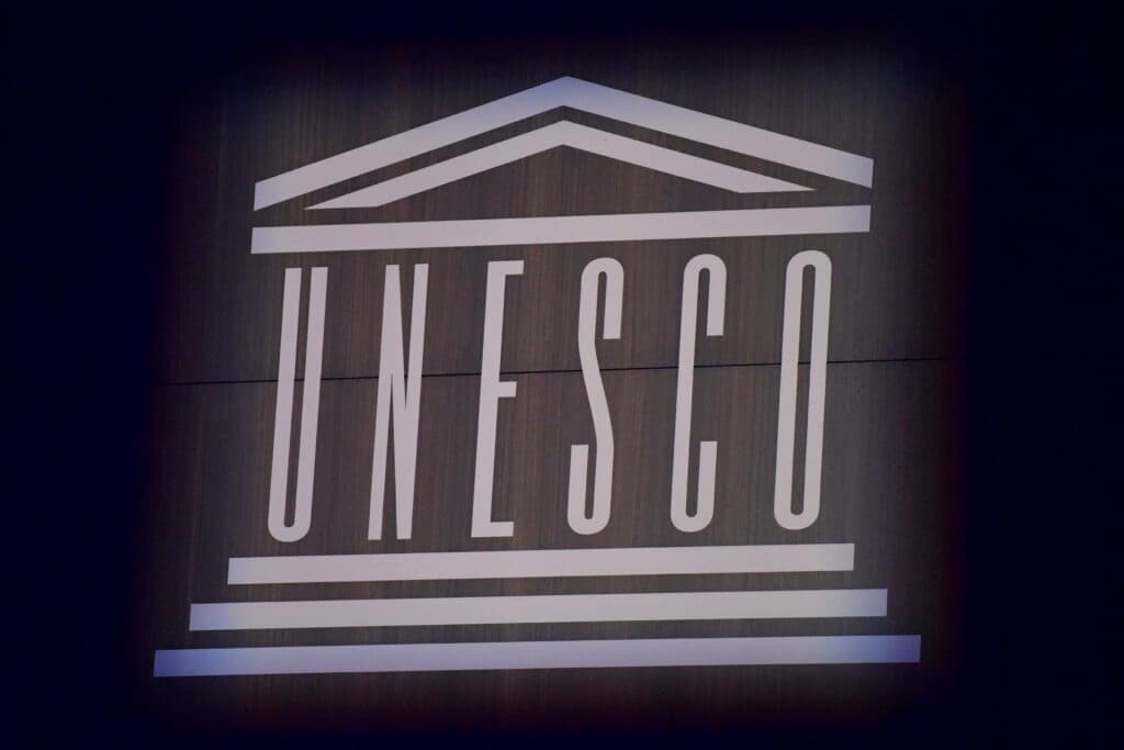 Sătui de turiști, locuitorii unui sat din Slovacia vor să renunțe la statutul de obiectiv UNESCO