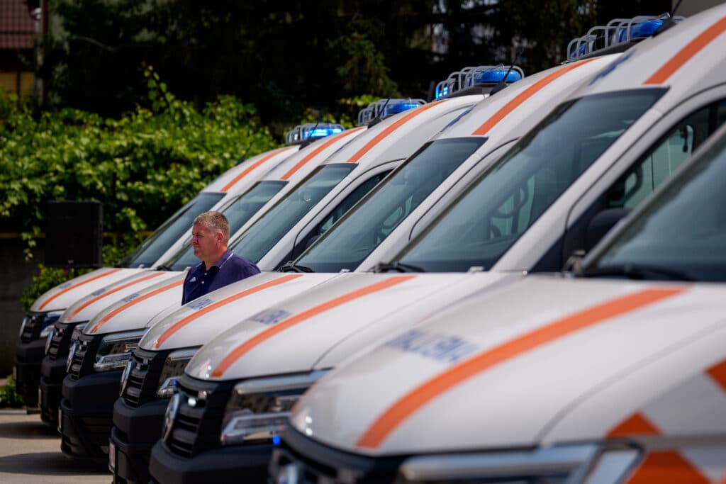 Iași: Accident între o ambulanță care transporta un copil și un autoturism. Șoferul mașinii a fost rănit