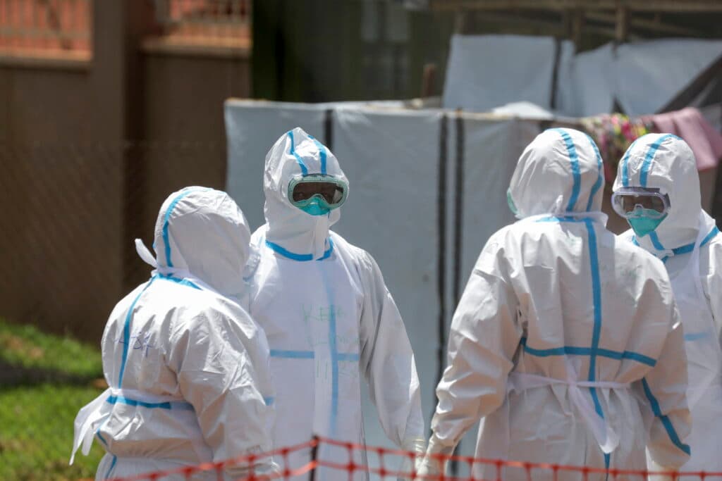 Oamenii din Congo cred că Ebola e răspândită de talismane cu dolari aruncate în latrine. Mulți apelează la preoți în loc să se ducă la spital