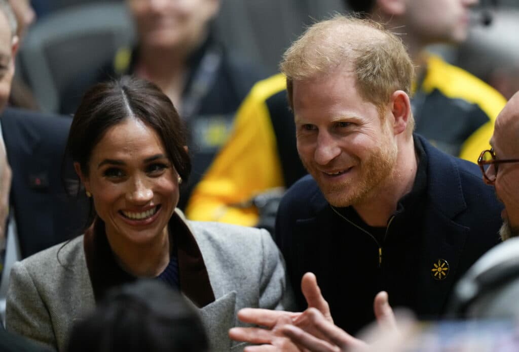 Pentru prima dată după patru ani, Harry și Meghan revin în Regatul Unit alături de copii