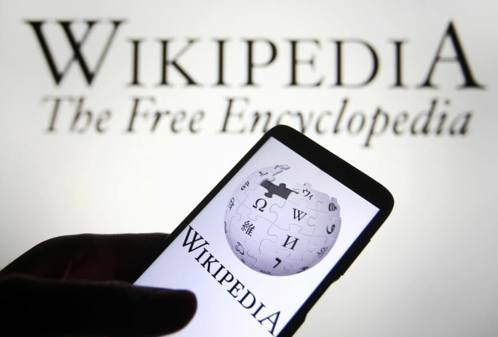 Wikipedia nu va permite AI să editeze articole, spune unul dintre cofondatori