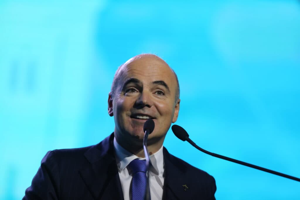 Rareș Bogdan îl acuză pe Bolojan că a scăzut artificial deficitul: „5 decizii prin care Bolojan a îngropat economia României”