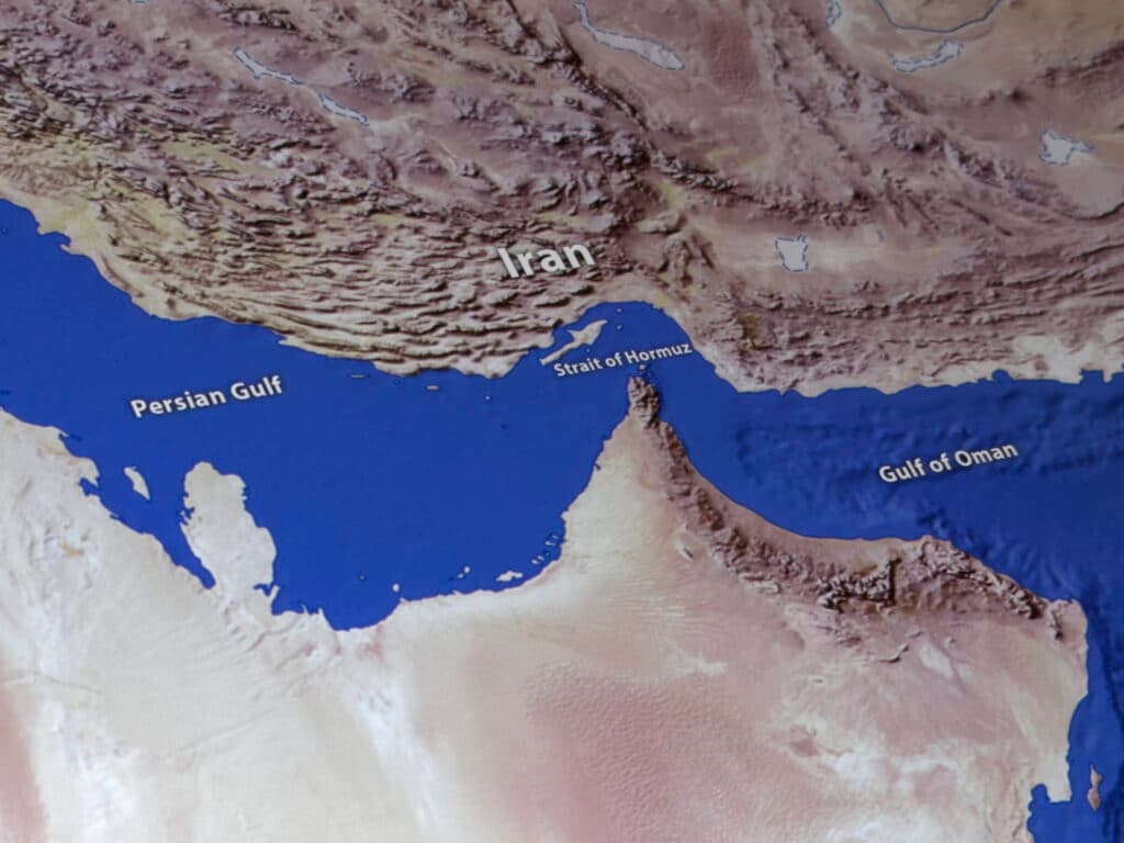 Iranul închide din nou Strâmtoarea Ormuz, invocând „încălcări” ale armistițiului. Ce avertisment transmite Teheranul