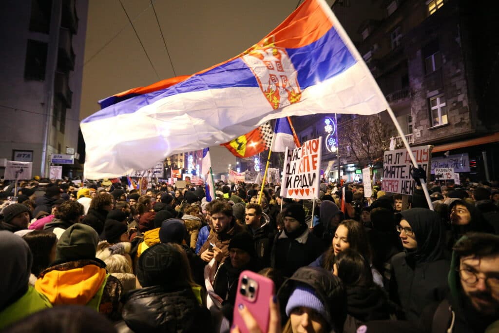 Protestele continuă în Serbia după ce președintele Vucic a anunțat că își va da demisia