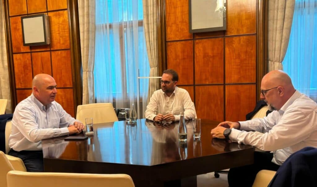 Liderii PNL, USR, UDMR se fotografiază în timpul negocierilor politice. Dominic Fritz: „De partea corectă a istoriei”