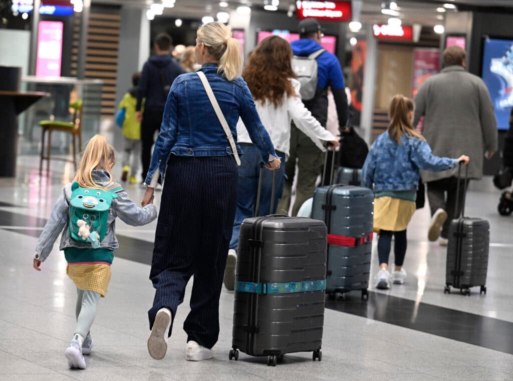 România, printre cele mai avantajoase destinații din Europa. Ce pot cumpăra turiștii străini cu 100 de euro
