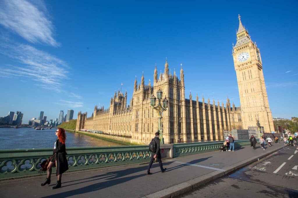 Guvernul britanic vrea să interzică terapia de conversie pentru persoanele LGBT+