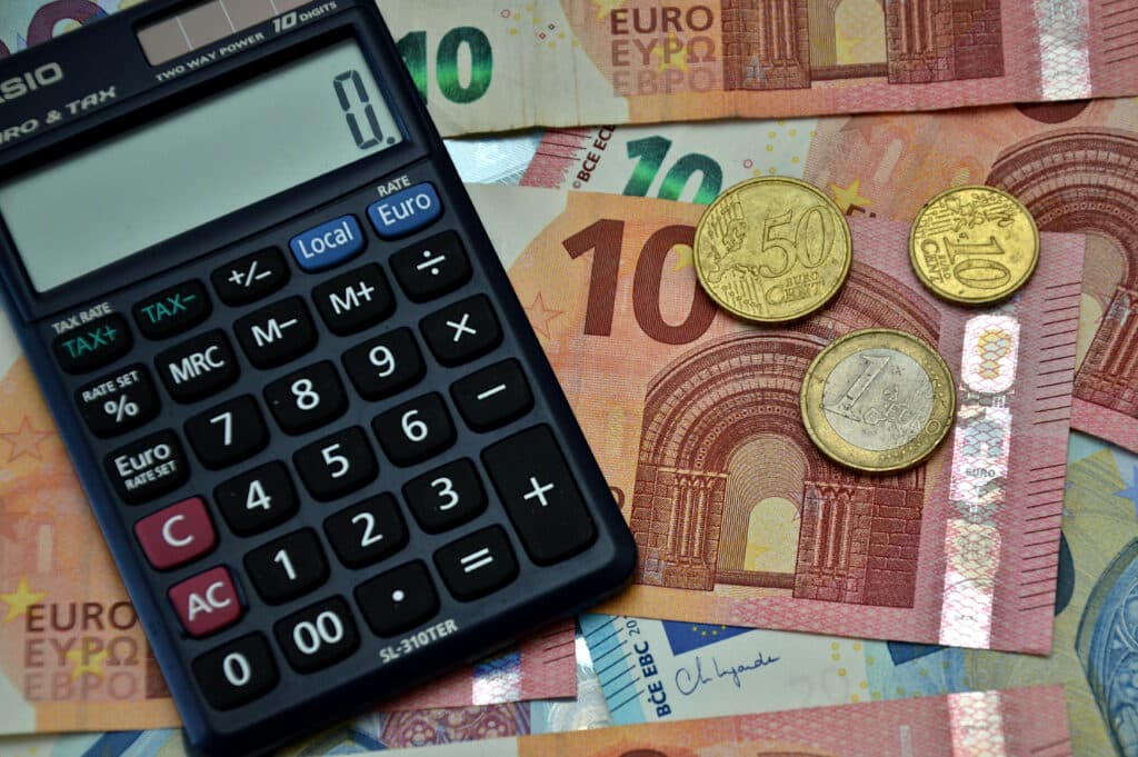 Unde dispar banii din salariu. România are cele mai mari taxe din UE
