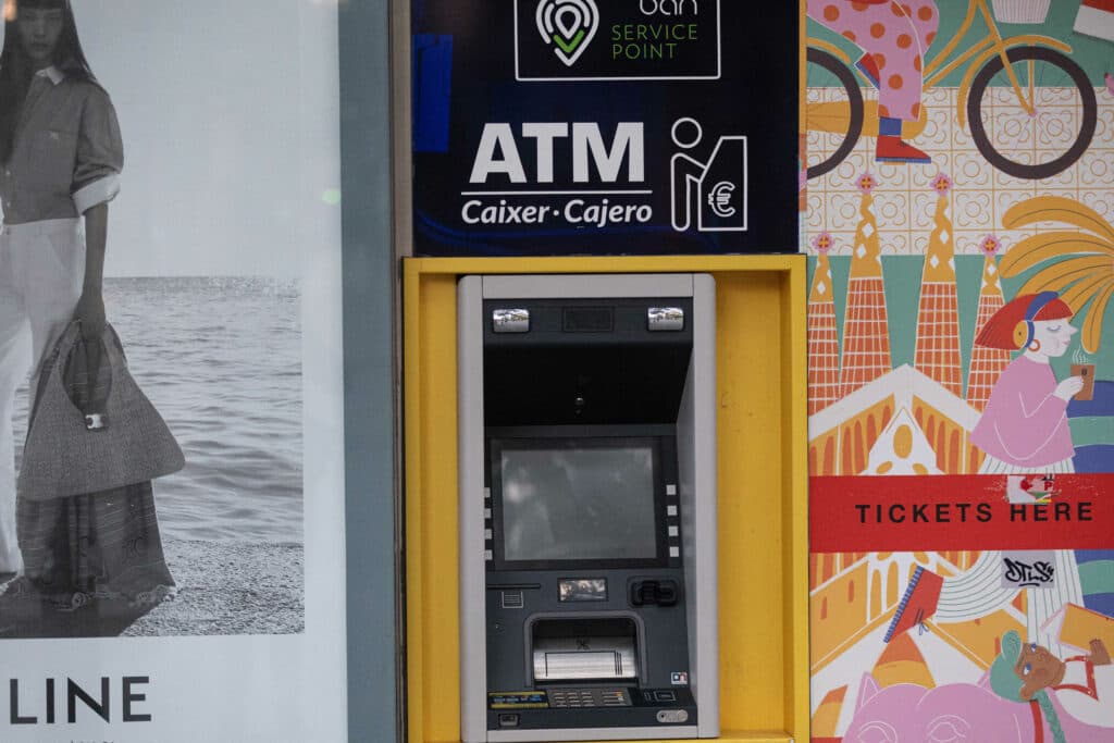Schimbare majoră la bancomate: românii ar putea retrage suma exactă dorită de la orice ATM, indiferent de banca emitentă a cardului