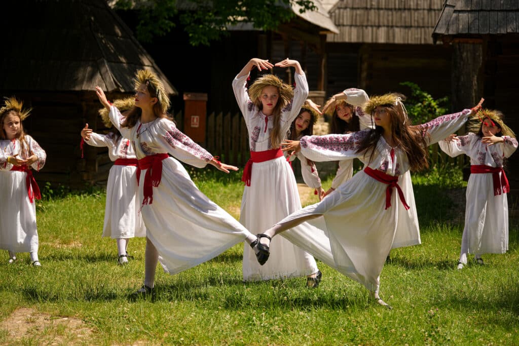 Ziua de Sânziene. De ce se spune că cerurile se deschid pe 24 iunie și ce simbolizează florile galbene