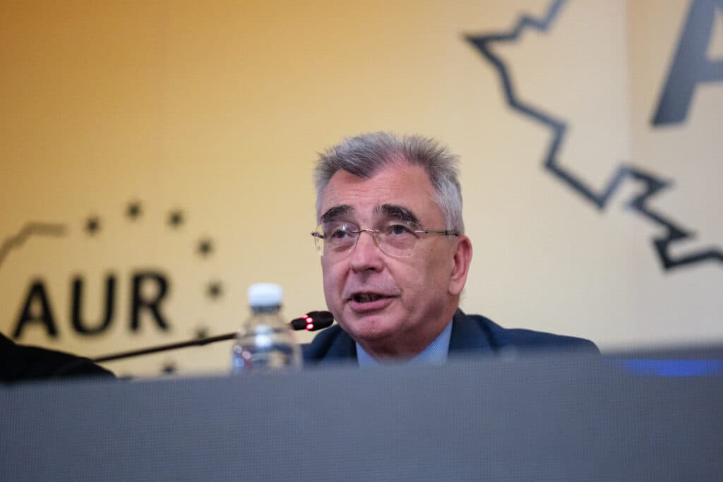 Parlamentarii AUR, acuzați că fac jocul Guvernului Veștea în comisii: prezenți la audieri, dar fără vot împotriva miniștrilor PSD. Buzoianu: „Sunt puțini rătăciți între sistem și propaganda antisistem”